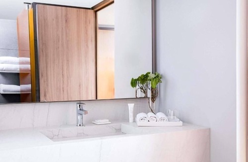 Hipodromo Hotel | 2 Units | Pet-Friendly Paradise | Explore El Pendulo with Your Furry Friend