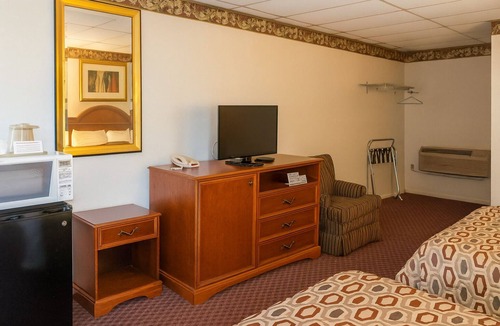 Campbelltown Hotel | 2 Units | Pool | Free Breakfast | Near Hershey Chocolate Factory