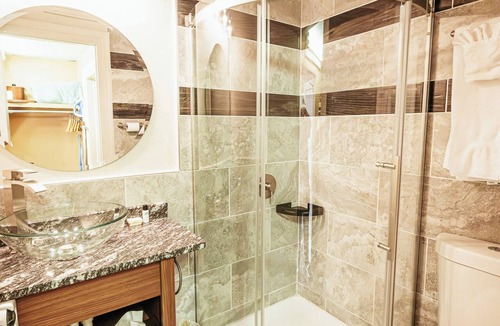 Shawnee On Delaware Hotel | 2 Units | Relax & Unwind in Nature | Ideal Stay for Golf Fans & Scenic Explorers