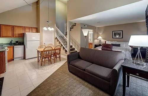 Urbana Hotel | 2 Urbana King Bed Rooms with Continental Breakfast near Crystal Lake Park