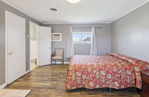 Shields Hotel | 2 Value-Friendly Rooms w/Queen Beds Near Timbers Bar & Grill
