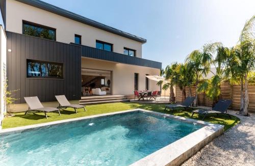 Le Grau-dʼAgde Villa | 2 Villas Beach Pools Large groups