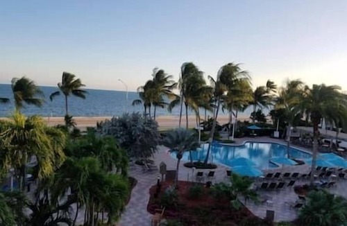Key West Hotel | 2 Windward Point Beachfront Resort, Hot Tub, Pool