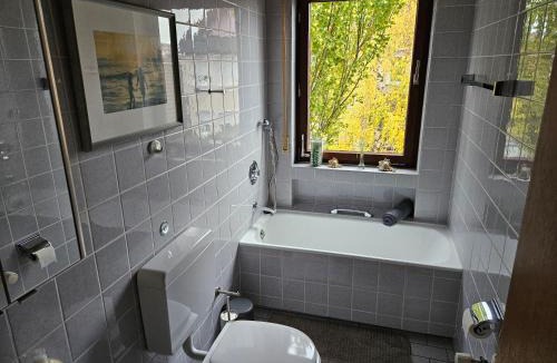 Hoechberg Apartment | 2 Zimmer Apartment-Ferienwohnung mit Balkon, ausgestatteter Küche und Bad