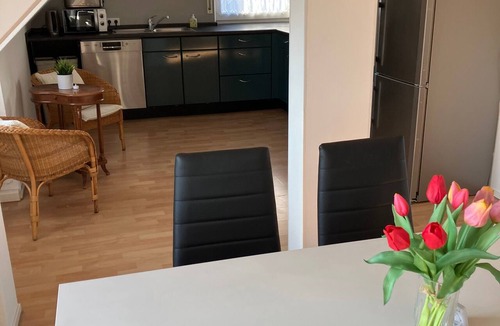 Freiberg am Neckar Apartment | 20 km Panoramic View, 3-Bedroom Apartment with Air Conditioning