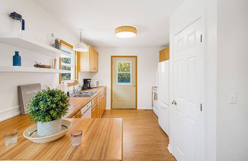 Fairview House | 20 Mins to Asheville/Fireplace/Peaceful Yard/Pets
