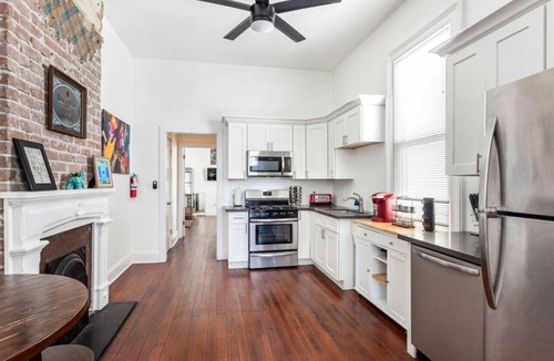 Freret Condo | 20% OFF Monthly | 10% OFF Weekly- Private 2BR in Uptown by Hosteeva