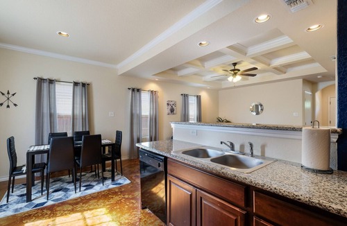 Selma House | 20% OFF Updated 3BR 2.5BTH Townhome - Pet-friendly - Fast WiFi-Driveaway Parking