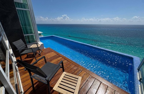 Zona Hotelera Condo | #2000 – 2 Private Pools, Cancun Resort Condo Rental, Beachfront! Tim’s Condos