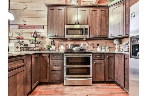 Tate Cabin | 2000 sf Luxury Cabin on 4 Wooded Acres w/Stream and Pond - Pet/Handicap Friendly