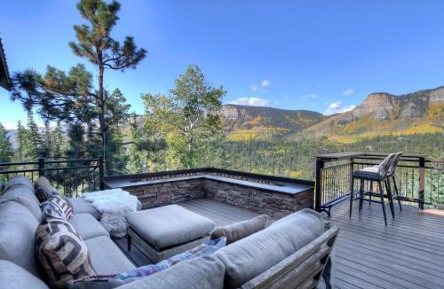 Columbine Lake House | 2001 Lake Purgatory Drive