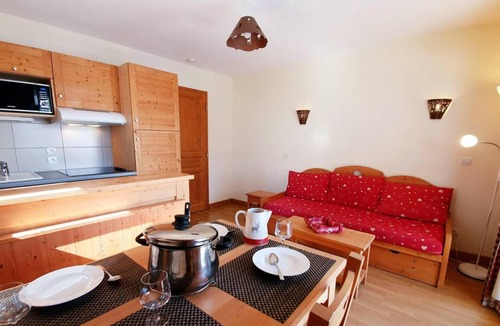 Les Claux Apartment | 200m from shops, 4th floor, swimming pool, balcony, parking, tv, ski locker, 32m², Vars