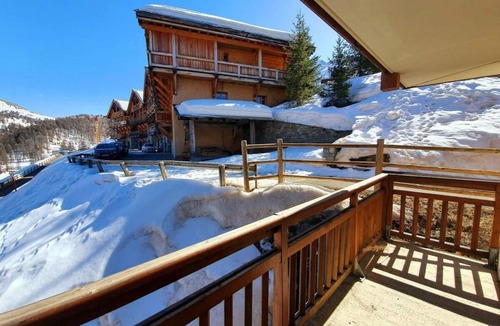 Les Claux Apartment | 200m from shops, 4th floor, swimming pool, balcony, parking, tv, ski locker, 32m², Vars