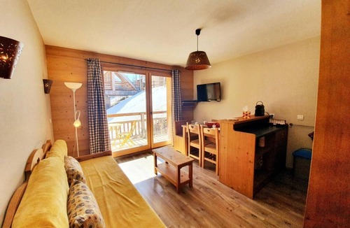 Les Claux Apartment | 200m from shops, 4th floor, swimming pool, balcony, parking, tv, ski locker, 32m², Vars