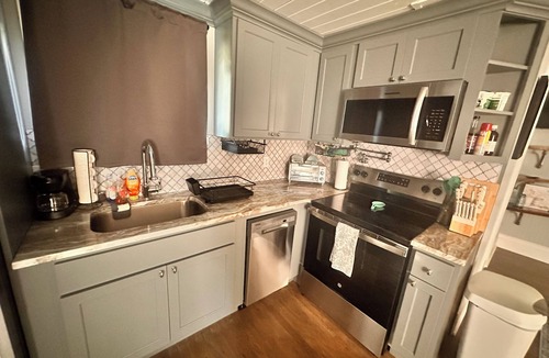 Charleston Apartment | 2018 Kanawha Blvd E Riverfront studio retreat - steps from WV State Capitol