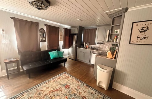 Charleston Apartment | 2018 Kanawha Blvd E Riverfront studio retreat - steps from WV State Capitol