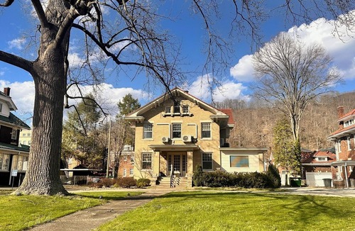 Charleston Apartment | 2018 Kanawha Blvd E Riverfront studio retreat - steps from WV State Capitol