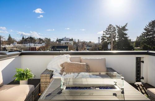 Wallingford House | 2022 Modern 3BR Tesla Charger City Views