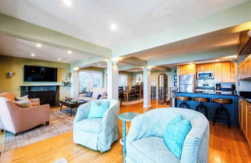 Gordon Beach Cottage | 2024 remodeled historic Lake Michigan waterfront Union Pier home with spa.