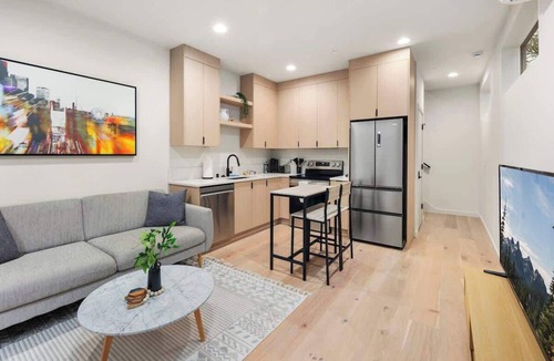 North Beacon Hill Condo | 2026 World Cup | Rooftop View, Light Rail, Parking
