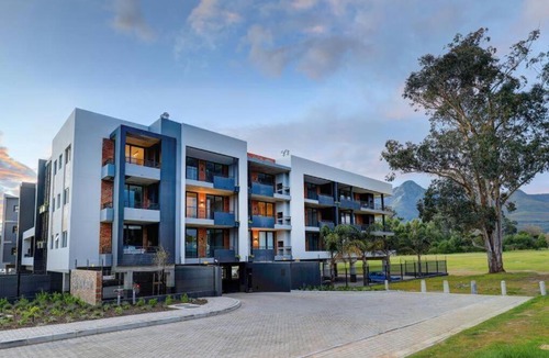 George Central Apartment | 204 The Meadows