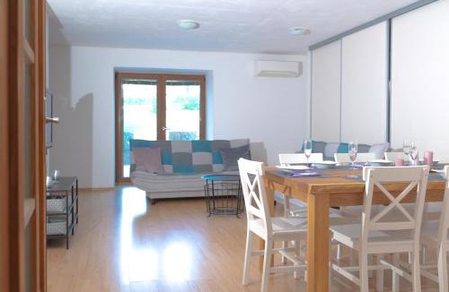 Dekani Apartment | 205 Dekani