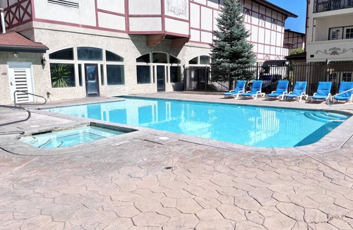 Midway Condo | 207 | Golf & Mountain Views | King Zermatt Suite