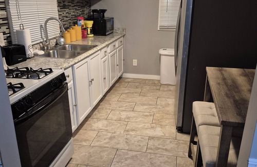 Gary House | 20mins from beach, 10guests/WIFI/1.2 baths/ping pong/pool table/treadmill