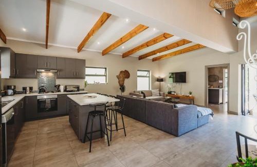 George Apartment | 21 Heather Road