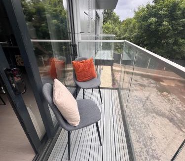 Sheldon Apartment | #22 Lux & Stylish 2 bed 2 bath Apart w balcony 11 - Near Cannon Hill Park - Sleeps 4 - Perfect for contractors and families - Free parking
