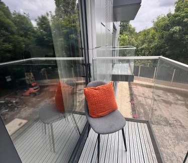 Sheldon Apartment | #22 Lux & Stylish 2 bed 2 bath Apart w balcony 11 - Near Cannon Hill Park - Sleeps 4 - Perfect for contractors and families - Free parking
