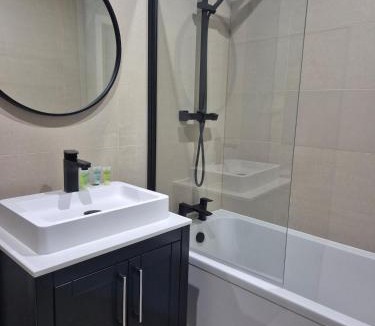 Sheldon Apartment | #22 Lux & Stylish 2 bed 2 bath Apart w balcony 11 - Near Cannon Hill Park - Sleeps 4 - Perfect for contractors and families - Free parking