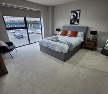 Sheldon Apartment | #22 Lux & Stylish 2 bed 2 bath Apart w balcony 11 - Near Cannon Hill Park - Sleeps 4 - Perfect for contractors and families - Free parking