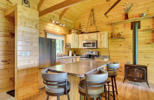 Mindoro Cabin | 22 Mi to Whitetail Ridge Ski Area: Cozy Getaway