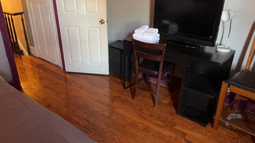 North Philadelphia West House | 2218 N Colorado Master Queen Room