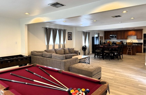 Anaheim Resort House | 2250 sqft Spacious 4Bd/3BTh House, 20 Mins Walk To Disneyland, Fireworks view!