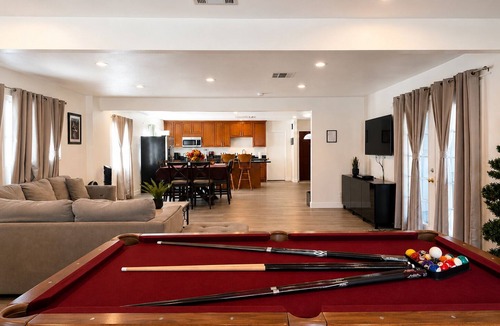 Anaheim Resort House | 2250 sqft Spacious 4Bd/3BTh House, 20 Mins Walk To Disneyland, Fireworks view!