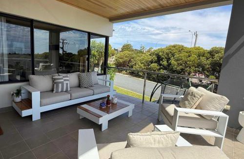 Ocean Reef House | 23 Coastline 3-Level Luxe Home Theatre &Pool House