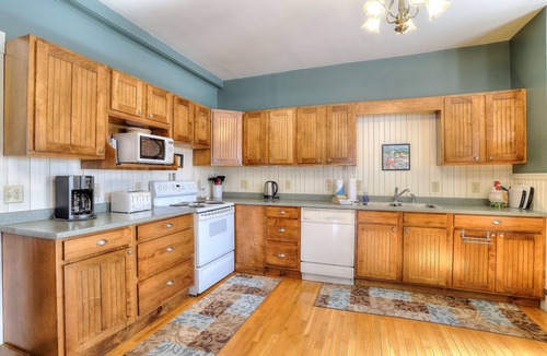 Rangeley House | 🐾23 Pleasant Gorgeous in-town home - walking distance to Rangeley Lake, dog friendly