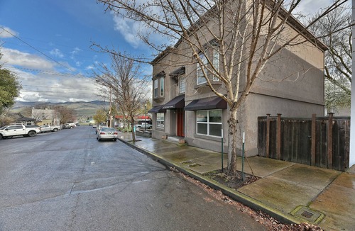 Historic Railroad District House | 230-Downstairs-Duplex-Private Bathroom-Mountain View