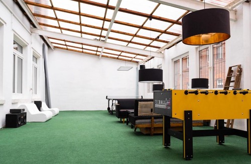 Krampfervorstadt Apartment | 230 m2 Loft mit eigenem Wintergarten mit Tischtennis & Dart, kostenloser Parkplatz