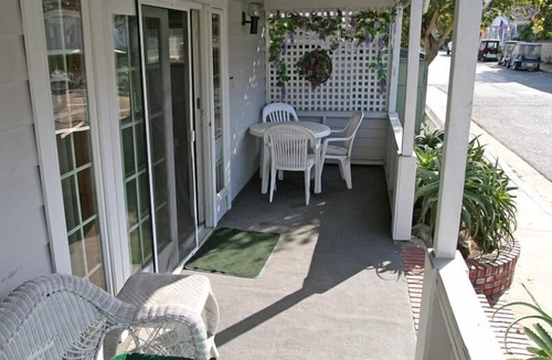 Avalon House | 242CL: Budget-friendly Catalina Cottage + Vaulted Ceilings + Front Porch