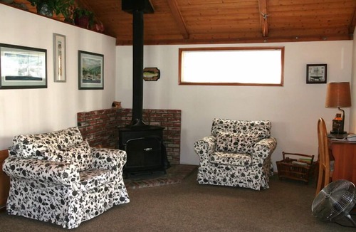 Avalon House | 242CL: Budget-friendly Catalina Cottage + Vaulted Ceilings + Front Porch