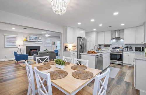 Stevensville House | 25-50% Off~Private Beach~Hot Tub~Fire Table~