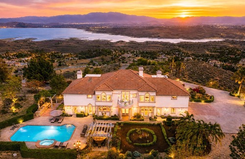 Perris House | 25% Off All July! -Pool, Jacuzzi, & Amazing Views