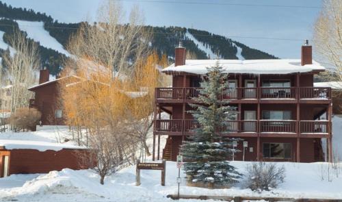 Jackson Apartment | 2502 Pitchfork