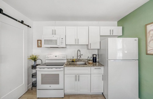 Tropic Apartment | 2528 Renovated Studio Near The Beach