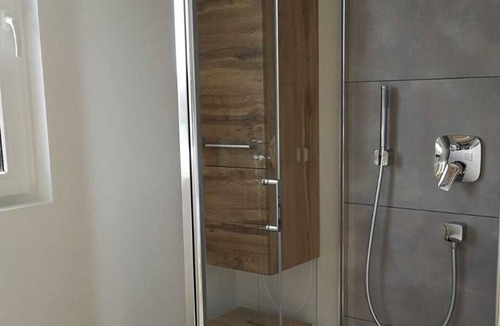 Wendelstein Apartment | 25m² Dachgeschoss Zimmer mit Eigenem Bad