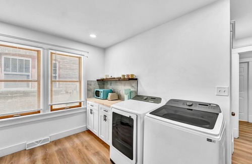 Niagara Falls House | 2700ft2, 6 bdrm, 2 kitchens, mins to Falls, AC, WiFi, sleep 16