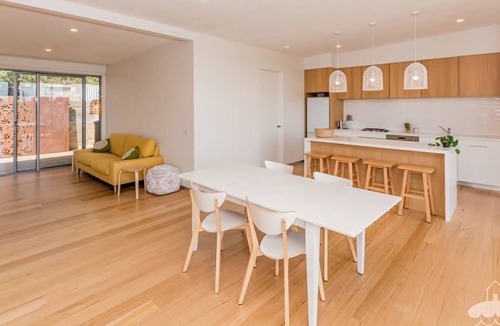Sandy Point House | 28 Ennisvale Ave Stay 3 Pay 2 Winter Special